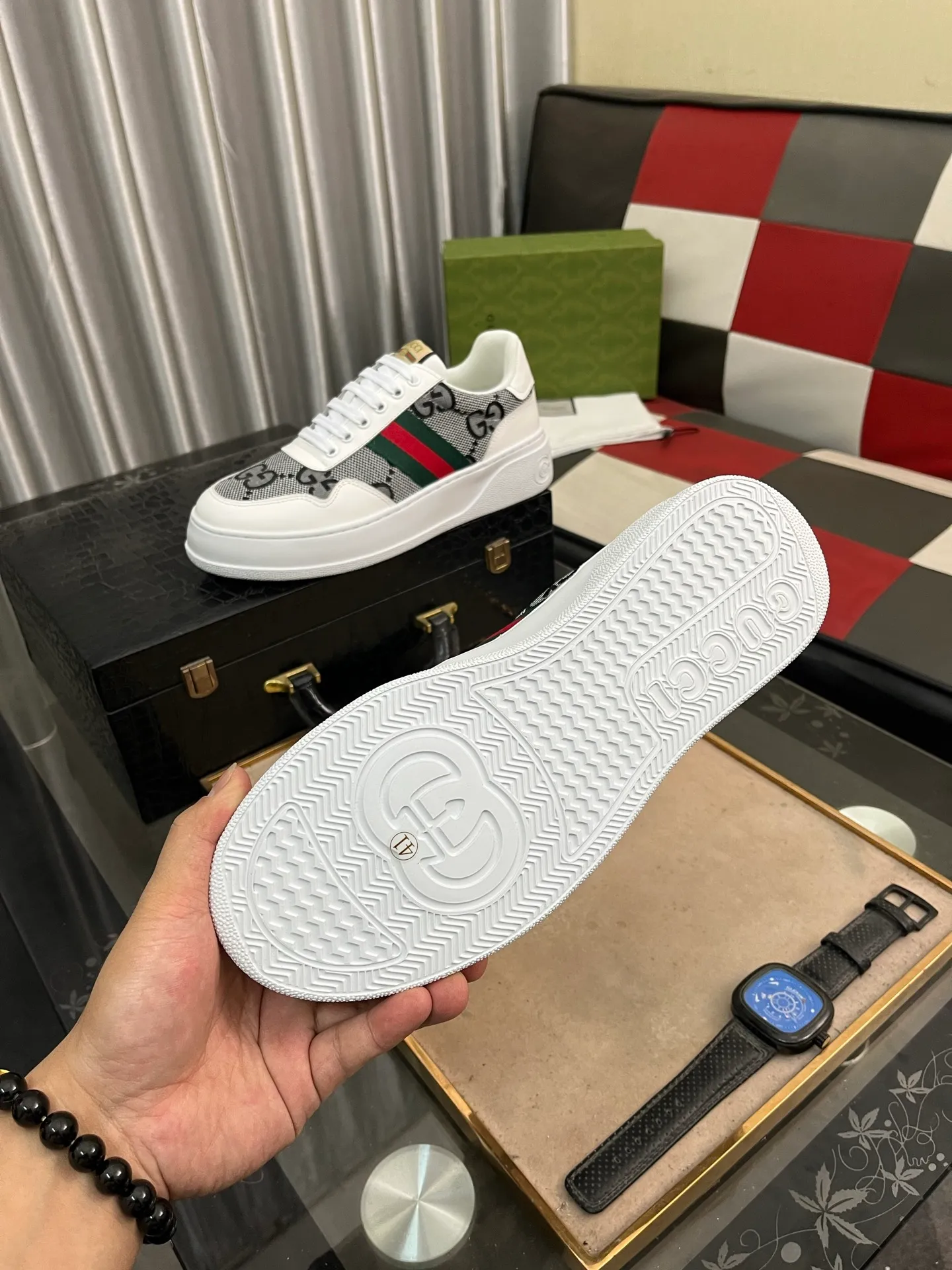 Men's shoes💰420⌚️⌚️[GUCCI] Gucci men's casual shoes are absolutely popular🔥The ultimate matching item for trendy men! The charm of super texture is unstoppable. This is the main recommendation. The upper is made of high-quality cowhide, with pig lining feet and wear-resistant rubber sole. It is noble and elegant! Extremely comfortable🎁🎁You can be as handsome as you want💪 Size 38-44! 3️⃣colors available